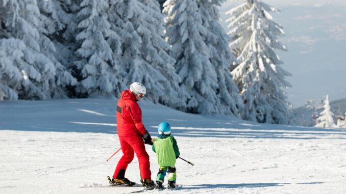 Moniteur de ski avec un enfant